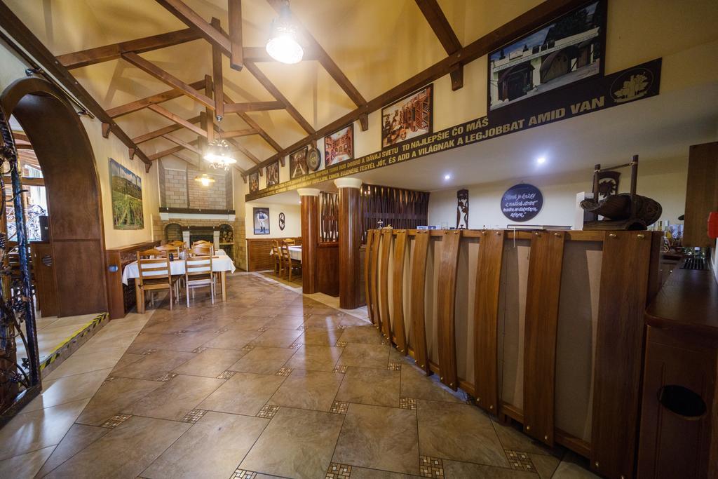 Tokaj Zlata Putna - Restaurant & Pension Vinicky Luaran gambar